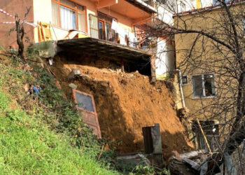 Sarıyer'de evin istinat duvarı çöktü