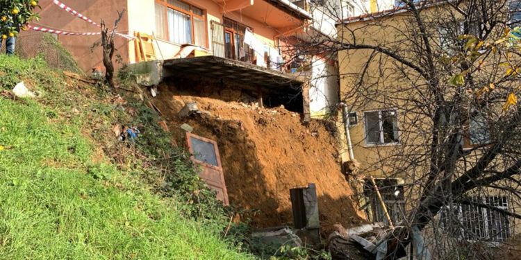 Sarıyer'de evin istinat duvarı çöktü