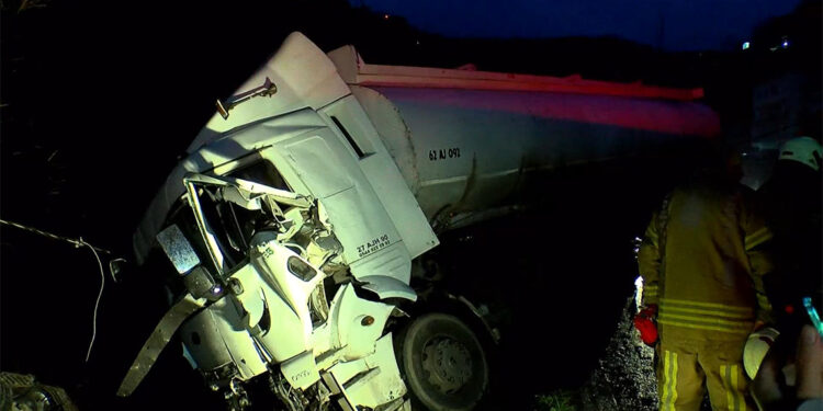 Sarıyer'de TIR kamyona çarptı; 1 ölü 2 yaralı