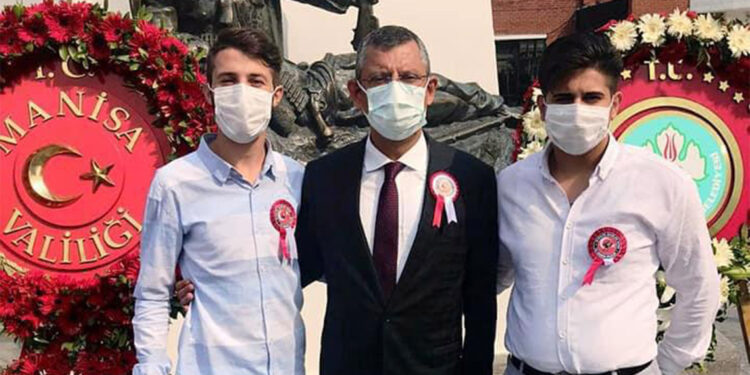 Şehit ile fotoğrafını paylaşan Özgür Özel: Bir kez daha kahroldum