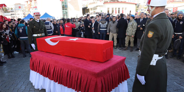 Uzman Onbaşı İsmail Yazıcı göz yaşlarıyla uğurlandı