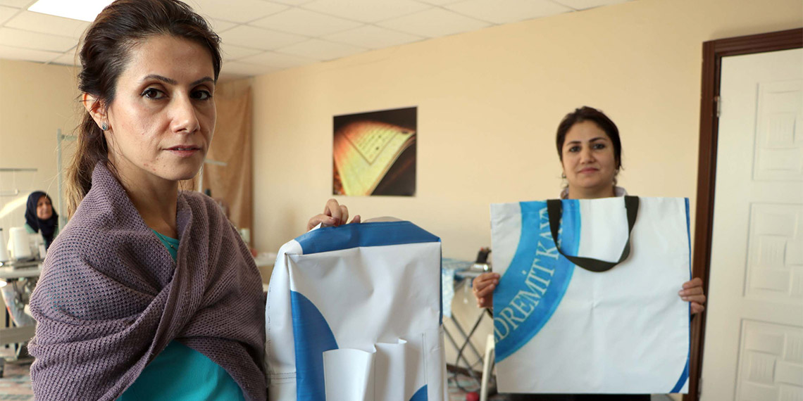 Afiş ve brandaları çantaya dönüştürüyorlar