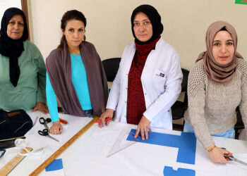 Afiş ve brandaları çantaya dönüştürüyorlar