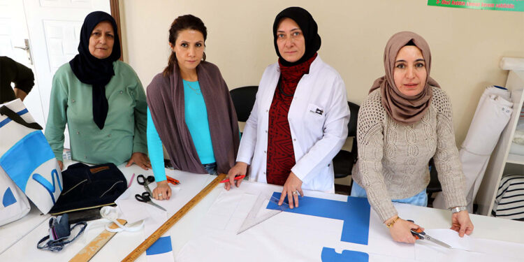 Afiş ve brandaları çantaya dönüştürüyorlar