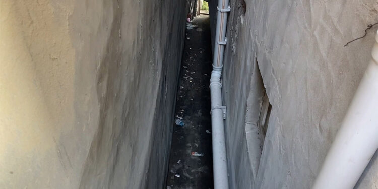 Bebeğini banyo penceresinden bina boşluğuna attı