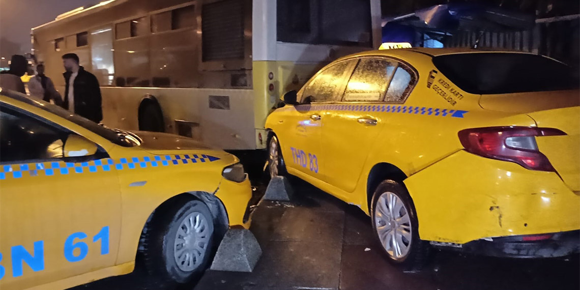 Sultangazi'de arıza yapan İETT otobüsü geri kaydı, şoför altında kaldı