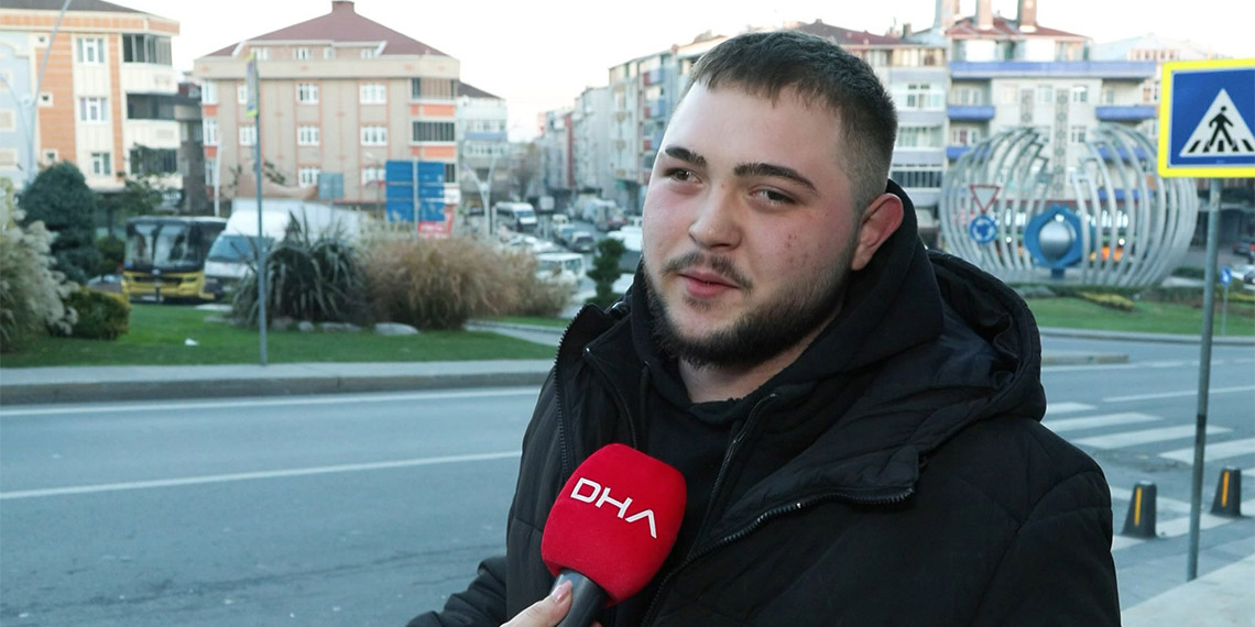 Sultangazi'de sokak köpekleri, yolu kullananların kabusu oldu. Yoldaki yayaları gördükten sonra harekete geçen köpeklerin, son olarak esnaf Çınar Doğan'a saldırdığı anlar kameraya yansıdı.