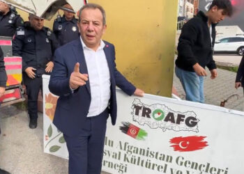 Tanju Özcan, Afgan sığınmacıların kurduğu derneğin tabelasını söktü