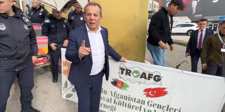 Tanju Özcan, Afgan sığınmacıların kurduğu derneğin tabelasını söktü