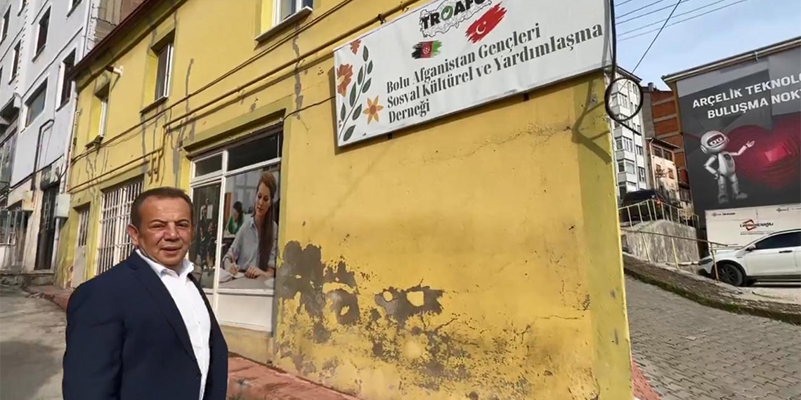 Tanju Özcan, Afgan sığınmacıların kurduğu derneğin tabelasını söktü
