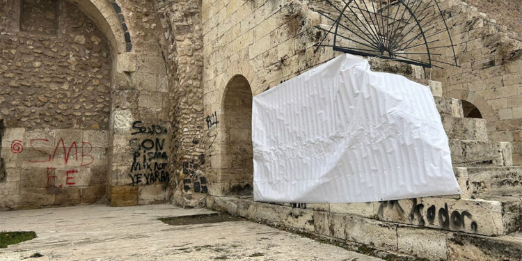 Çifte Minareli Medrese'ye sprey boya ile yazılan yazılar branda ile kapatıldı