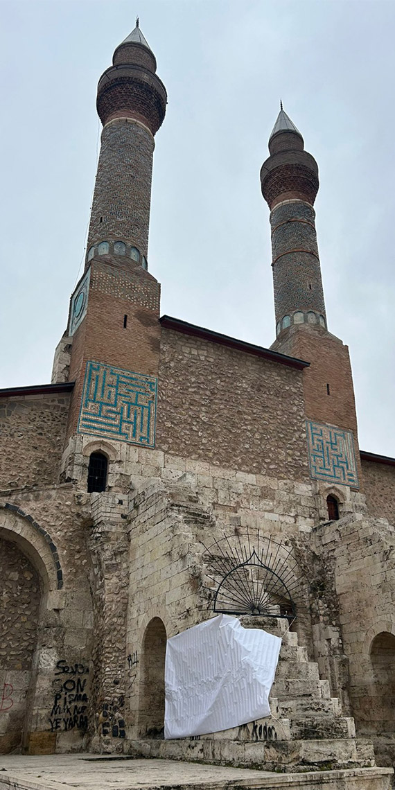 Çifte Minareli Medrese'ye sprey boya ile yazılan yazılar branda ile kapatıldı
