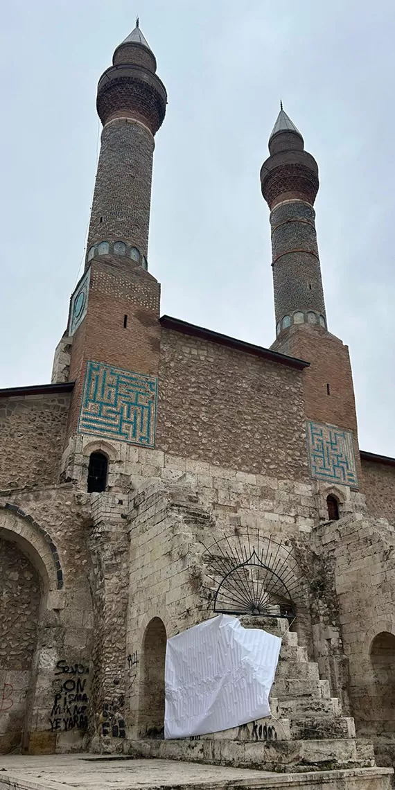 Çifte minareli medrese'ye sprey boya ile yazılan yazılar branda ile kapatıldı