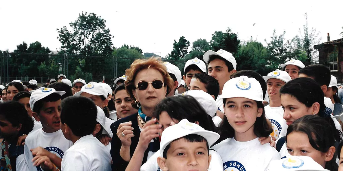 Türk eğitim gönüllüler vakfı (tegv) 1995 yılında suna kıraç ve eğitime gönül vermiş akademisyen, yönetici ve iş insanlarından oluşmuş gönüllülük esasına dayanarak çalışmalarını sürdüren bir vakıf.