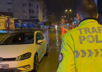 Trafikte uyuyakalan ehliyetsiz sürücüye 4 bin 64 TL ceza