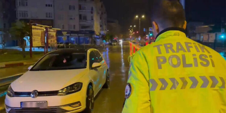 Trafikte uyuyakalan ehliyetsiz sürücüye 4 bin 64 TL ceza
