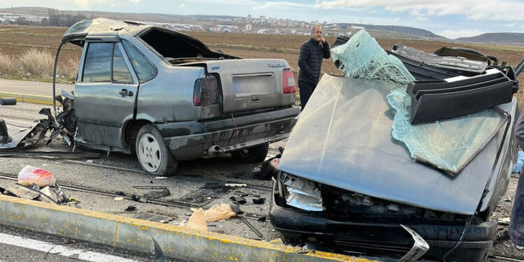 Tramvay yolundaki direğe çarpan otomobil ikiye bölündü
