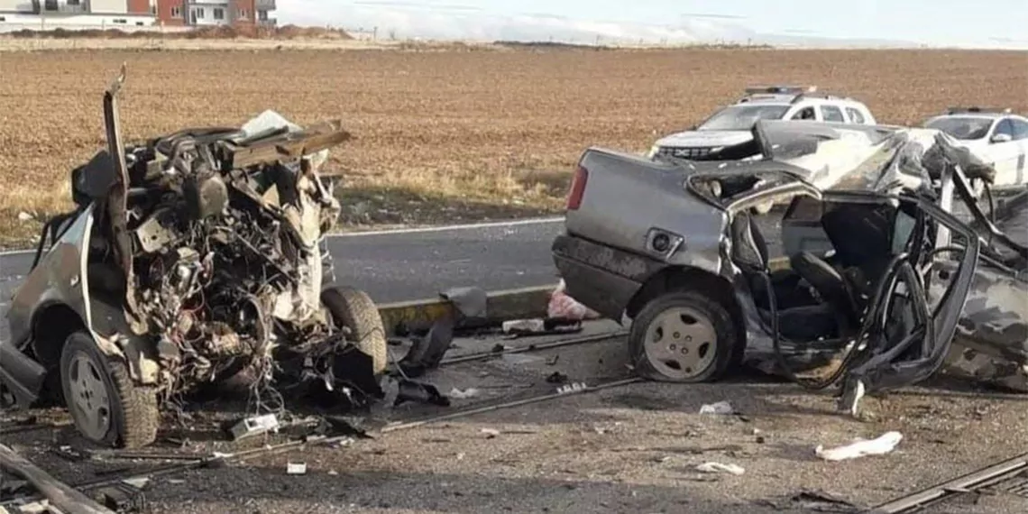 Tramvay yolundaki direge carpan otomobil ikiye bolundu 1 olu 3 yarali 6655 dhaphoto2 - yaşam - haberton