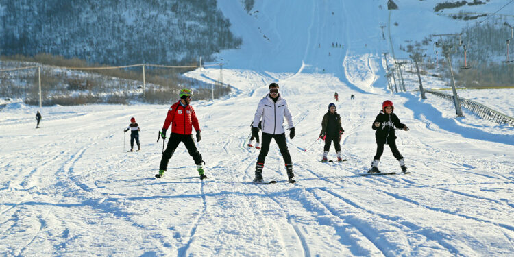 Ovacık Kayak Merkezi'nde sezon erken açıldı
