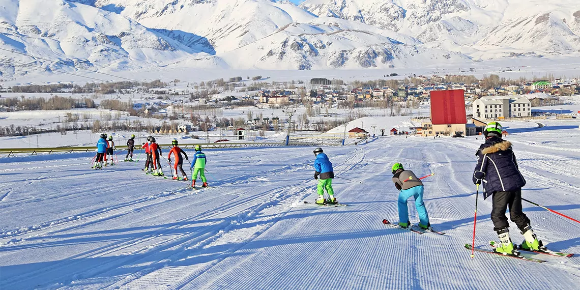 Tunceli’nin ovacık ilçesinde 3 bin rakımlı munzur dağı’nın eteğindeki ovacık kayak merkezi'nde, geçen yıllara göre erken yağan karla birlikte sezon başladı.