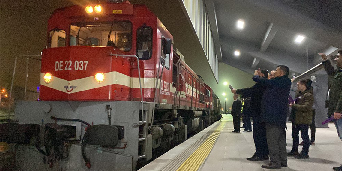 Ankara'dan yola çıkan ve ilk seferini gerçekleştiren Turistik Doğu Ekspresi Kars'a ulaştı.