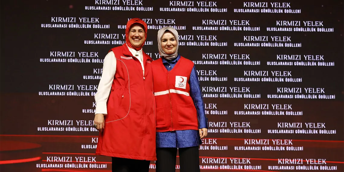 'kırmızı yelek uluslararası gönüllülük ödülleri' sahiplerini buldu