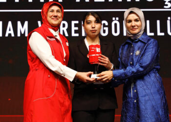 'Kırmızı Yelek Uluslararası Gönüllülük Ödülleri' sahiplerini buldu