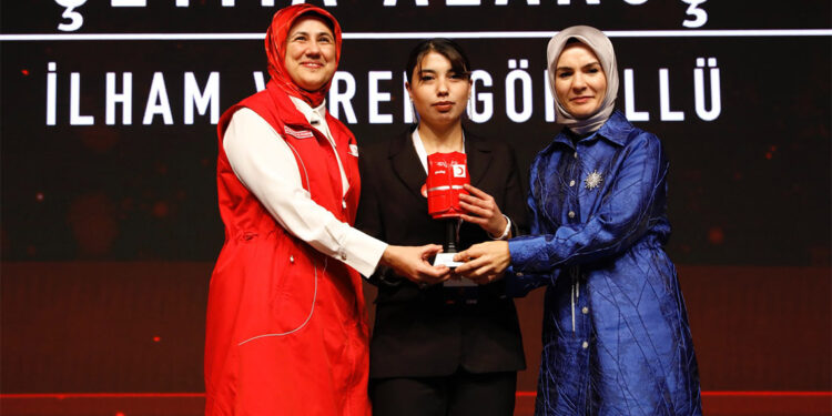 'Kırmızı Yelek Uluslararası Gönüllülük Ödülleri' sahiplerini buldu