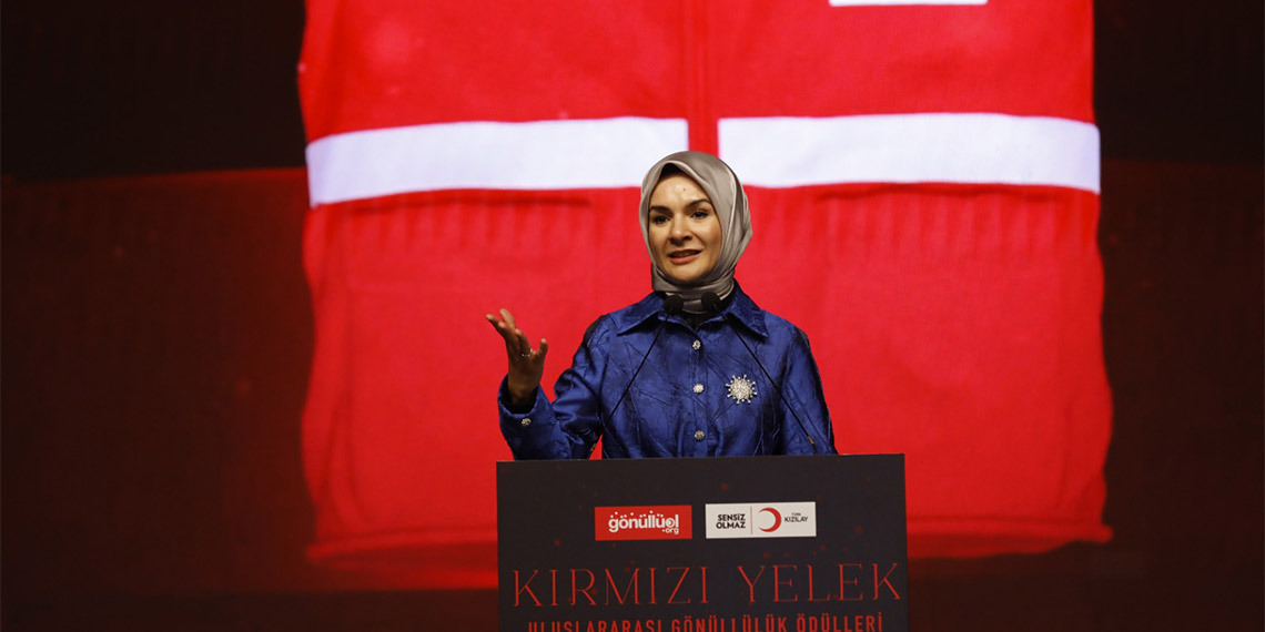 Türk Kızılayı'nın fark yaratan iyilikseverleri onurlandırdığı 'Kırmızı Yelek Uluslararası Gönüllülük Ödülleri'nin 3'üncüsü düzenlendi.