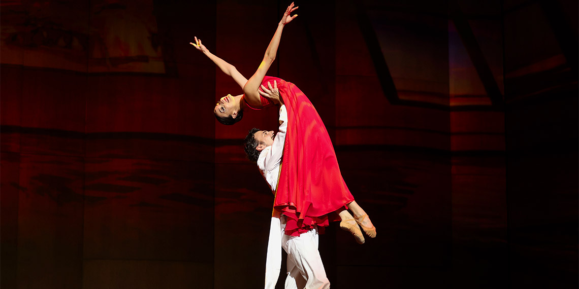 SOCAR Türkiye, Cumhuriyeti’nin 100’üncü yılını ve Azerbaycan’ın Ulusal Lideri Haydar Aliyev’in 100’üncü doğum yıl dönümünü Atatürk Kültür Merkezi’nde (AKM) düzenlenen özel bir dans gösterisi ile kutladı. ‘Asrın Destanı’ gösterisi ile iki ülkenin birlikte verdiği mücadele, dostluk ve kardeşlikleri vurgulandı.