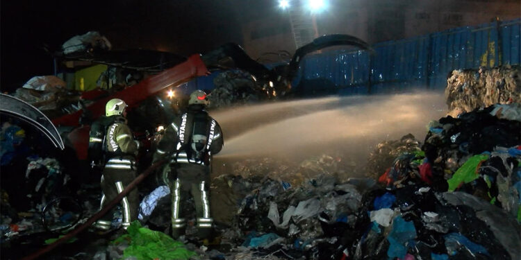 Ümraniye'de iki farklı katı atık depolama merkezinde yangın