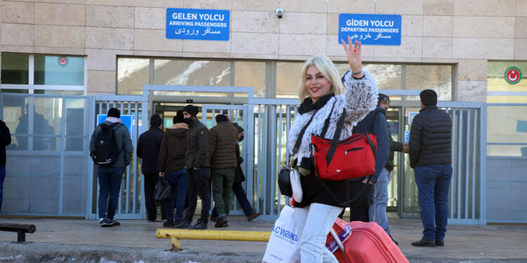 İranlı turistler yeni yıl için Van'a akın ediyor