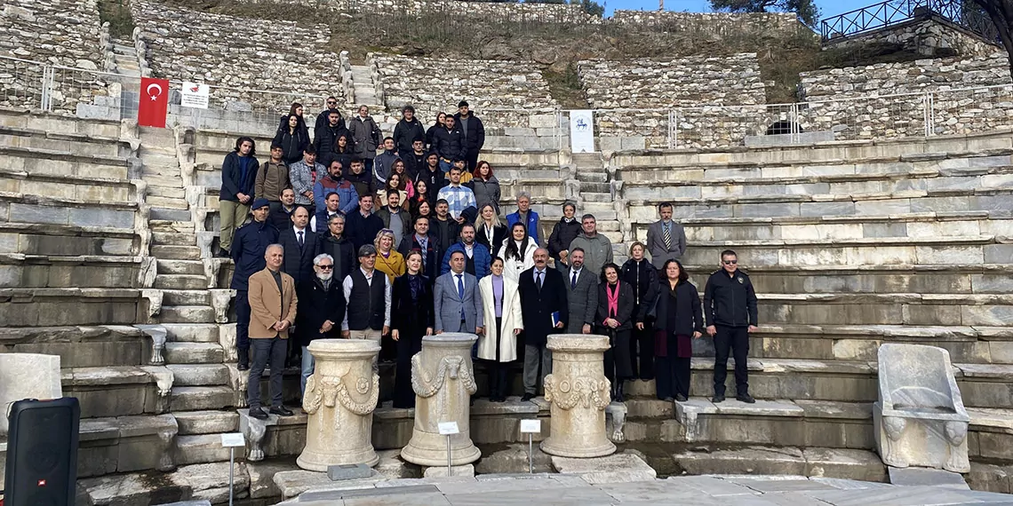 Metropolis antik kenti'nde gün yüzüne çıkarılan eserler tanıtıldı