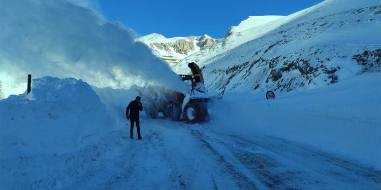 Van-Bahçesaray kara yoluna düşen çığlar temizlendi