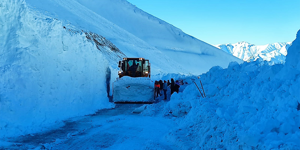Van-Bahçesaray kara yoluna düşen çığlar temizlendi