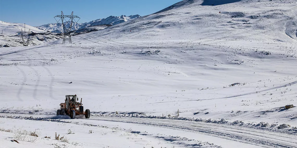 Van'da kardan kapanan 134 yerleşim yerinin yolu açıldı