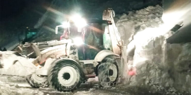 Van'da iş makinesinin üzerine çığ düştü