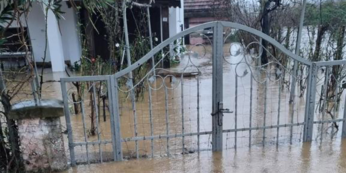 Yalova'da kuvvetli yağışta dere taştı, evler su altında kaldı