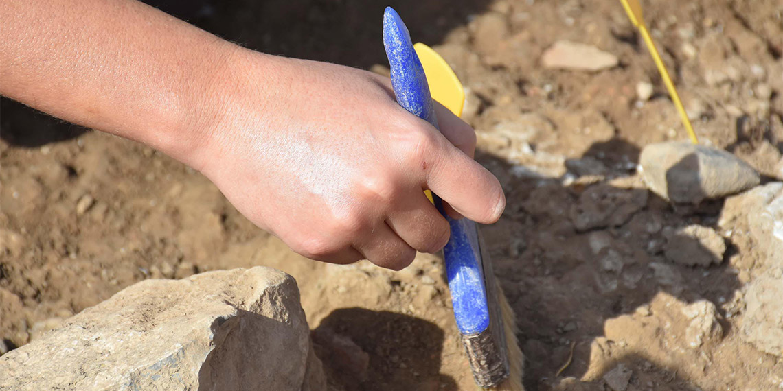 İzmir'in Bornova ilçesinde kazı çalışmalarının sürdüğü Yeşilova Höyüğü'nde, İzmirlilerin köy yaşantısını, zevk, yeme ve içme kültürünü gösteren 8 bin 200 yıl öncesine ait atölye bulundu.