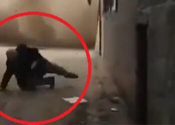 Enkaz altında kalmamak için kaçarken düştü