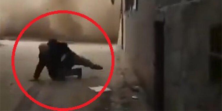 Enkaz altında kalmamak için kaçarken düştü