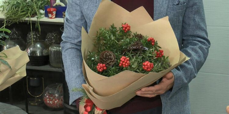 Şans ve bereket getirdiğine inanılan kokina çiçekleri ilgi görüyor