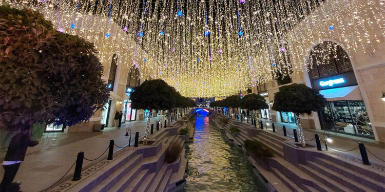 Antalya'da ışıltılı ve renkli süslemelerle yeni yıla özel programlar hazırlandı