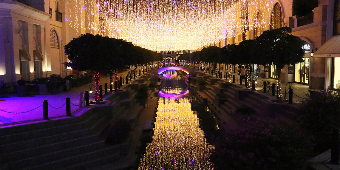 Antalya'da ışıltılı ve renkli süslemelerle yeni yıla özel programlar hazırlandı