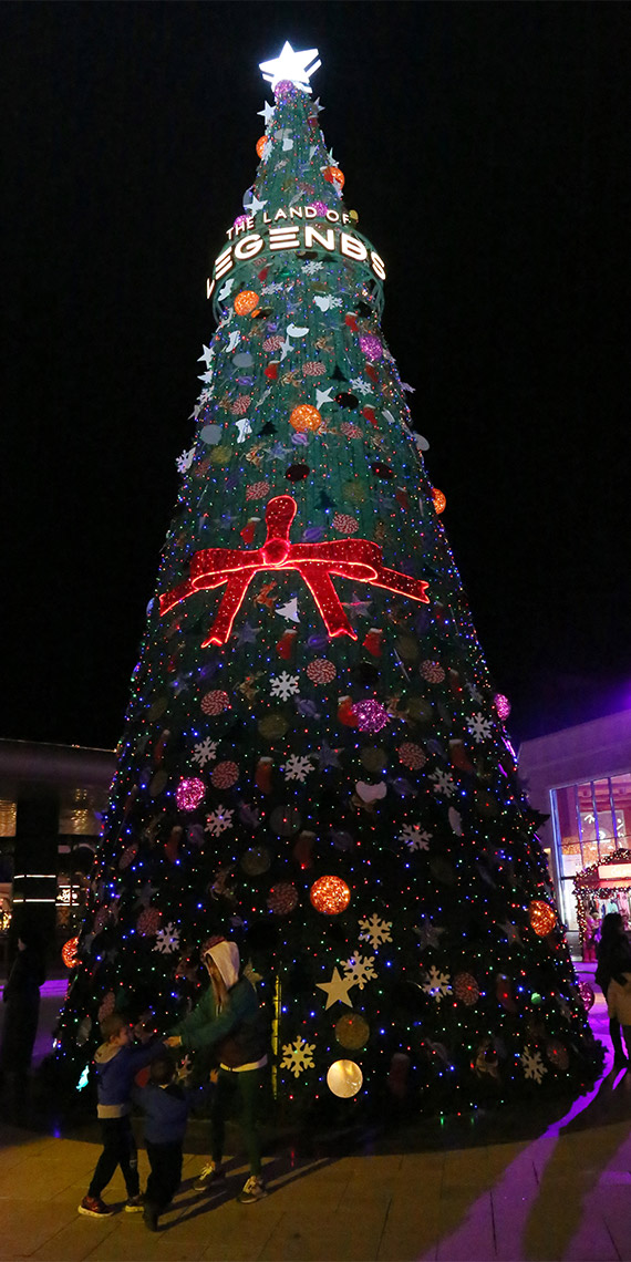 Bu yıl hafta sonuna denk gelen ve 3 günlük tatil fırsatı sunan yılbaşında Antalya'da açık otellerde doluluk oranı yüzde 80'i aştı. Avrupalı ve Rus turistler için Noel hazırlığı da yapılan otellerde, Noel Baba figürü başta olmak üzere ışıltılı ve renkli süslemelerle yeni yıla özel programlar hazırlandı.