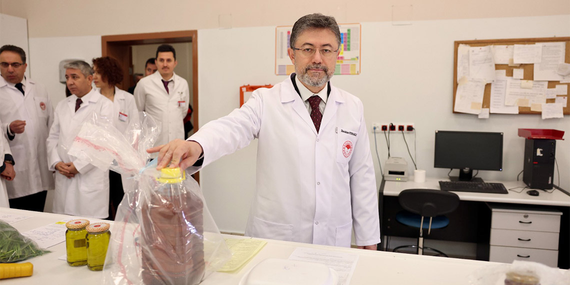 Tarım ve Orman Bakanı İbrahim Yumaklı, Ankara Gıda Kontrol Laboratuvarı'nı ziyaret edip, yılbaşı öncesi gıda denetimlerine dair bilgi aldı.