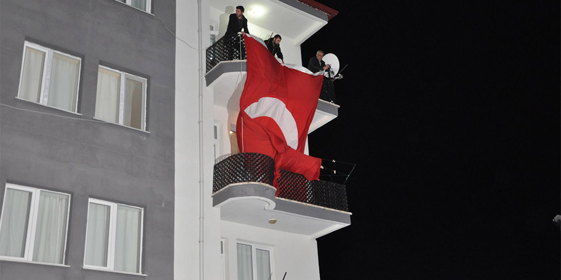 Askerlerimizin baba ocağına ateş düştü