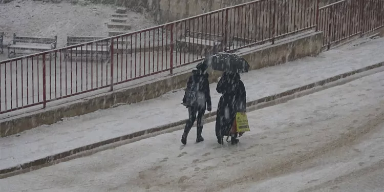 Yüksekova'da kar kalınlığı 30 santimetreye ulaştı