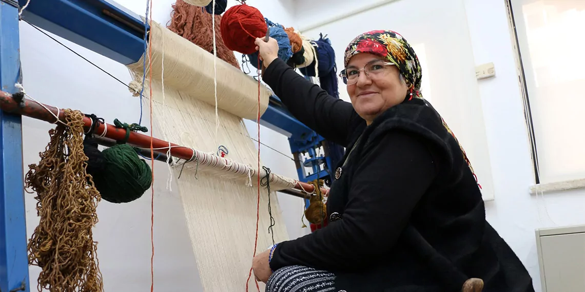 Döşemealtı halılarını dokuyan son zanaatkar