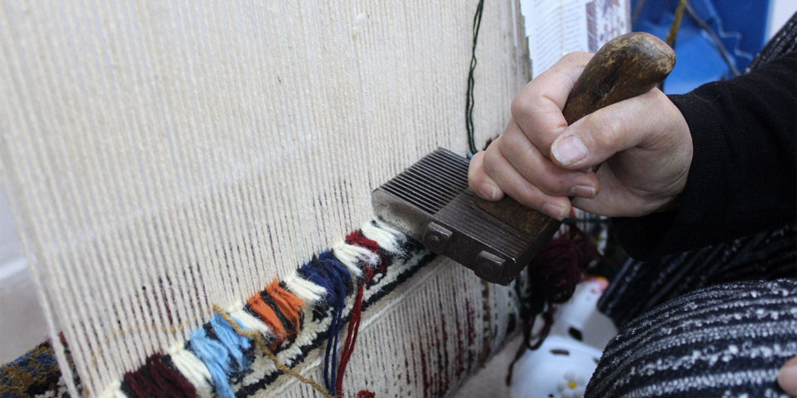 Antalya'da dünyaca ünlü Döşemealtı halılarını dokuyan son zanaatkarlardan Ayşe Taç (57), unutulmaya yüz tutmuş mesleğinin öğretilmesi ve yaygınlaştırılması için hayalini kurduğu 'usta öğretici' belgesini aldı.